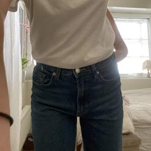 Säljer dessa jättefina straight jeans med hög midja😍💙 kontakta oss vid frågor eller fler bilder<3