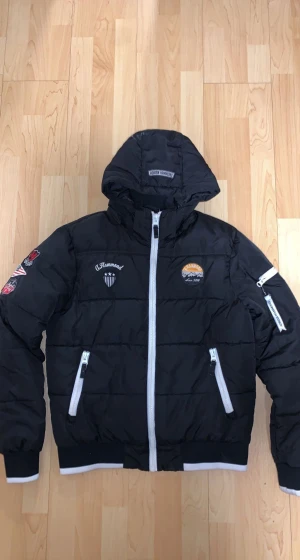 Adrian Hammond Jacka - Adrian Hammond Jacka Storlek: M/Medium Färg: Svart & Vit/Black & White   Sail racing, canada goose, parajumpers, woolrich, peak performance, Adrian hammond, Moose knuckles, moncler, fjällräven