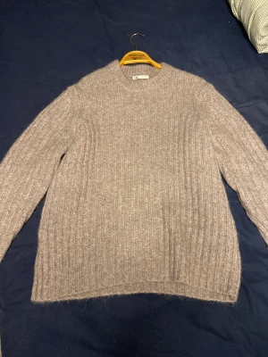 Stickad tröja från Zara - Stickad tröja köpt från Zara, jättebra skick endast använd en gång och helt ny. 10/10.
