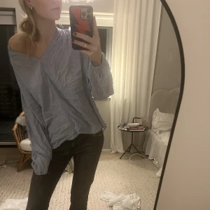 blå skjorta  - 💙passar mig som normalt har 34/36 strykes självklart!