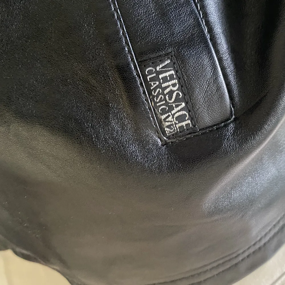 ”Versace” jacka köpt i vintage butik så vet tyvärr inte om den är äkta. XL men rätt liten i storlek, sitter oversize på mig som brukar ha S/M. Jackor.