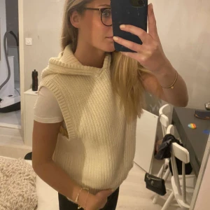 Väst  - Stickad Väst från zara. Använd fåtal gånger 