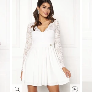 Vit klänning  - Vit klänning använd en gång, skriv privat för mer bilder och frågor. Köparen står för frakten❤️