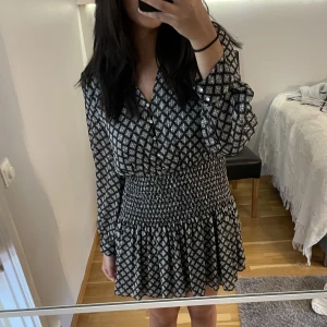 Zara klänning  - Säljer denna rina zara klänning då den inte kommer till användning. Storlek M. Säljer för 150kr + frakt. 