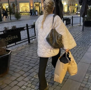 Jacka - Säljer denna fina jacka från bik bok, aldrig använd! Nypris 800kr säljer för 350💗lånade bilder så skriv om ni vill att jag ska skicka egna💗storlek xs men passar sitter som en s/m