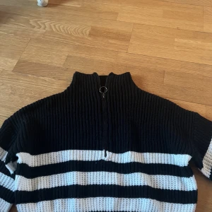 Tjocktröja - Stickad tröja från SHEIN, den är croppad. Nästan aldrig använd. 