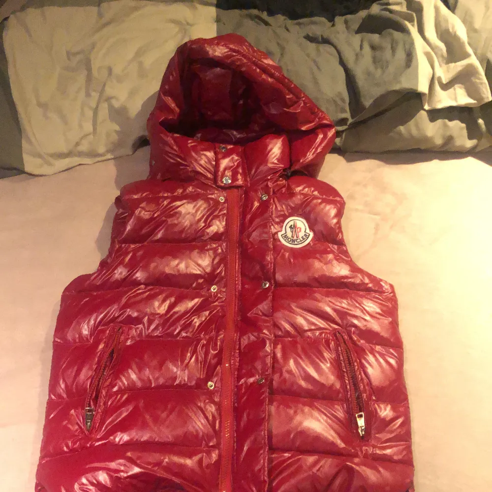 Röd Moncler Väst | Jackor