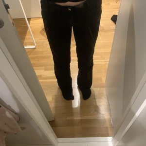 Lågmidjade svarta jeans  - Jeans i bra skick. Orginal pris 400. Använd max 2 gånger och köp för cirka halv år sen. Spegeln är smutsig därför ser det ut som fläckar. Såklart tvättas innan skickar.