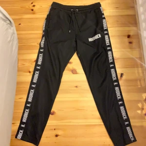 Hoodrich byxor  - Jätte fina Hoodrich byxor, stl M som passar S, fint skick, inget fel på dom 