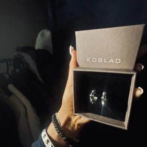 Edblad - Mina fina Edblad örhängen som jag ej använder. Använt få gånger vid finare besök eller något liknade man får med Edblad boxen💞. Inga diffekter/repor/missfärgning Ny pris :350kr slutsålt på hemsida💞💞💞💞