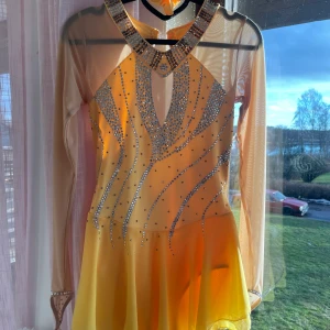 Konståkning klänning - Säljer nu min nyaste konståknings klänning för den var för stor för mig, aldrig använda har bara provat den, färgen är gul💛 Seriös säljare  Ny pris 1700 Mitt pris 999+ frakt 