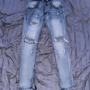 KDNK JEANS STRLK 34! - Blåas/ljusa jeans. Strlk 34