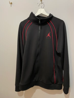 Air Jordan zip tröja - Använder aldrig den och inte haft på mig den mycket, jättebra skick skulle lätt säga 9/10.