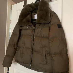 Unik army green jacka stl S - Superfin ny jacka, endast tagit av lapparna. Storlek S! 