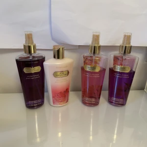 Victorias secret body mist  - Säljer dessa body mists och body lotionen från Victorias secret❤️ de två till häger är helt oanvända! Och de två till vänster är använda fåtal gånger, men väldigt mycket kvar! ❤️50kr styck för de nya, 40kr styck för de andra❤️