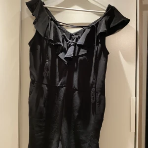 Jumpsuit  - Säljer min jumpsuit med shorts för den inte kommer till användning, från new yorker i storlek 38, köparen står för frakt 