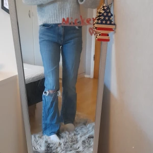 Jeans - Fina jeans från Gina som säljs för inte kommer till andvändning. Dom är lite "skrynkliga" men bara att stryka. Jeansen är uppsydda och passar dig som är runt 1,64cm i längden. Pris går förhandlas och skriv vid frågor. Tar bara swish🙌 Jag skickar bildbevis