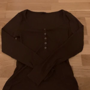 Brun blus  - Köpt på secondhand,vet Inte vart den kommer ifrån 🫶 jätte fin men den passade inte mig