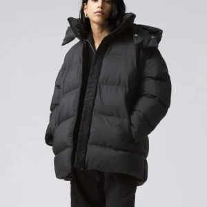 Säljer oanvänd jacka!  - Säljer denna helt nya fantastiska ”air puffer jacket” från Weekday i S, pga beställde flera storlekar, alltså aldrig använd! Tjock och varm jacka.  Man kan även med dragkedja ta av armarna så det blir en väst.    Modellen har S Köpt för 990kr