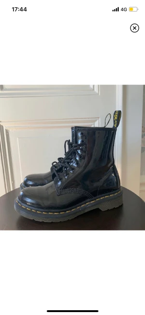 Dr. Martens kängor  - Kängor från Dr.Martens i lacksvart. Använda men bra skick. (Rengörs en extra gång innan de skickas iväg).  Köpare står för frakt :)