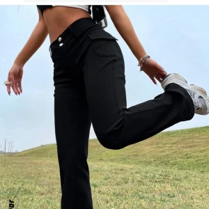 Utsvängda cargo byxor  - Utsvängda/raka cargo byxor  Aldrig använda  Strl S Egna bilder kan skickas 💞 Fler bilder kan skickas 💞