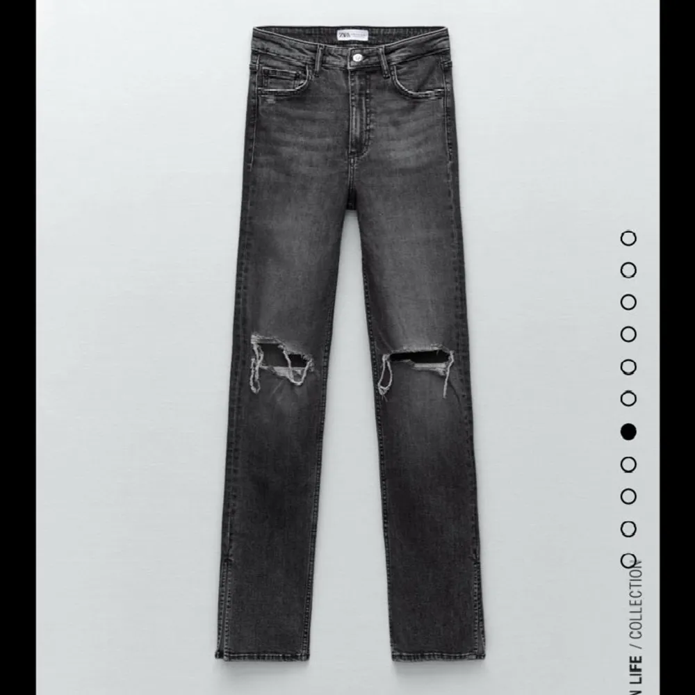 Så snygga midrise jeans från Zara med slits och hål som tyvärr har blivit försmå för mig. Nypris 349kr. Kan tänka mig gå ned i pris vid snabb affär. Hör gärna av er vid frågor, kram! 💕💕. Jeans & Byxor.