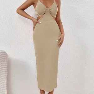 Klänning från SHEIN  - Säljer denna beige klänning från shein i storlek S. Aldrig använd, har bara stått i garderoben! Köparen står för frskt