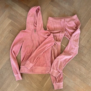 juicy couture set - Juicy set med muddar och fickor på rumpan, utan tryck på ryggen. Tröja S byxor xs