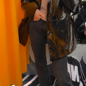 Svarta jeans från weekday - Supersnygga Mellanmidjade svarta/gråaktig jeans utsvängda ner till som jag gillar supermycket men som är lite för små på mig ❤️priset kan diskuteras!! 