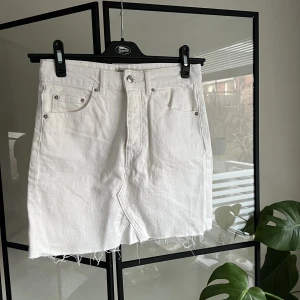 Kjol - Vit jeanskjol från Ginatricot i storlek 34. Kjolen är endast använd vid ett tillfälle