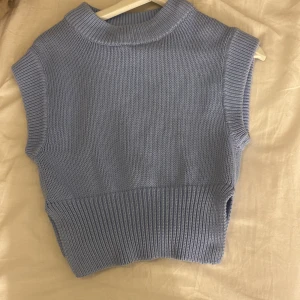 Väst  - En blå väst från Gina. Nypris 400. Aldrig använd! 