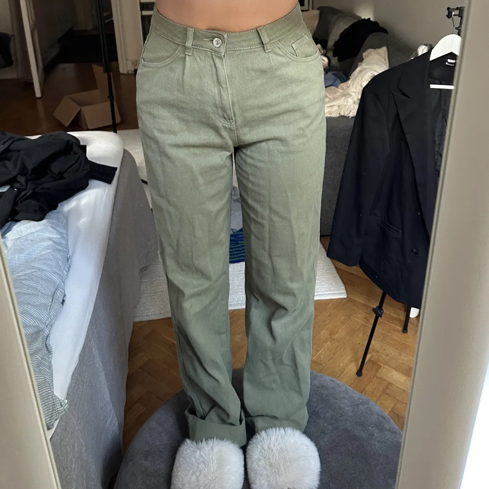 Olivgröna jeans Rätt långa men funkar fint att klippa av eller vika upp. Jeans & Byxor.