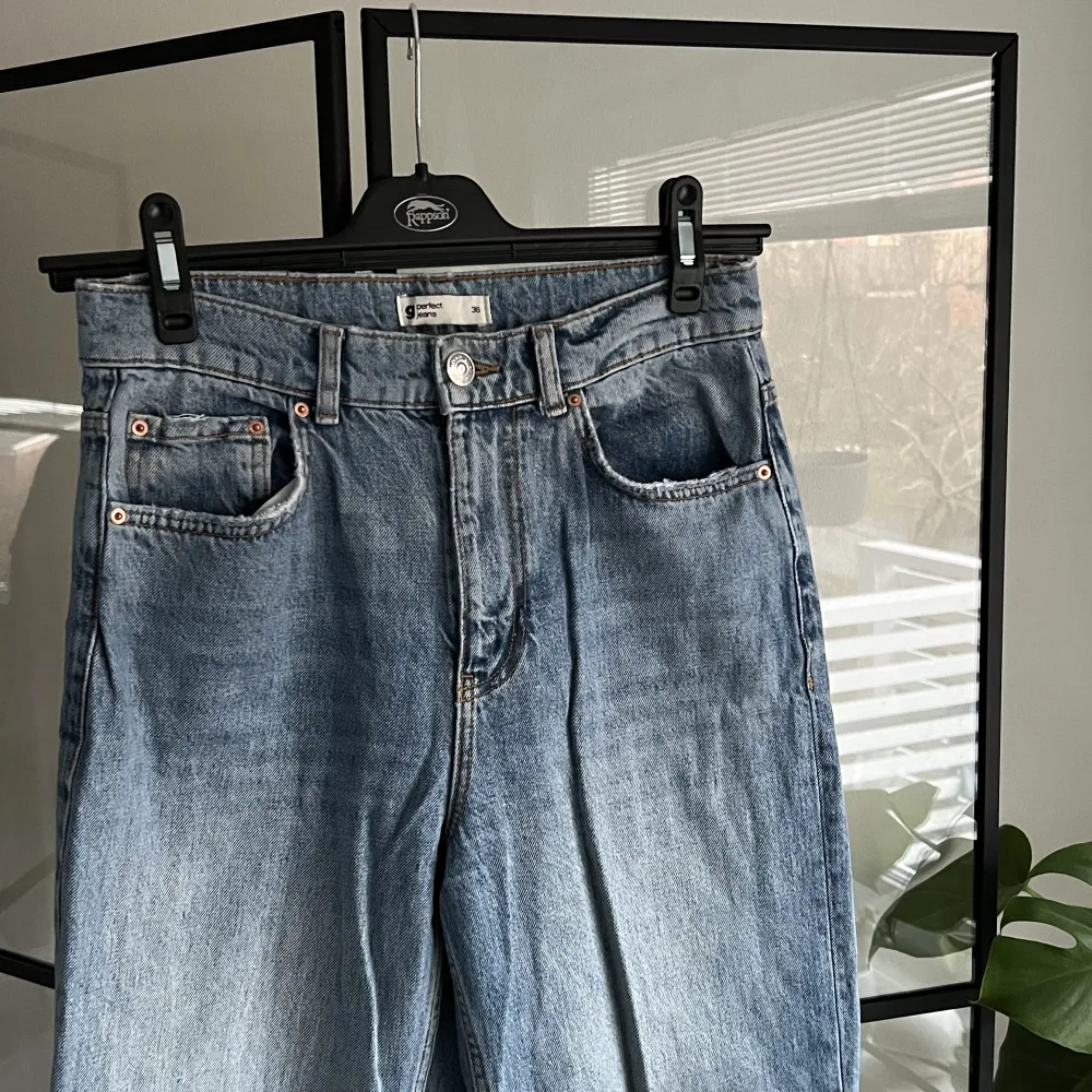 Ljusblå straight jeans i ljusblå från Gina Tricot i storlek 36. Jeansen är använda men i bra skick. Jeans & Byxor.