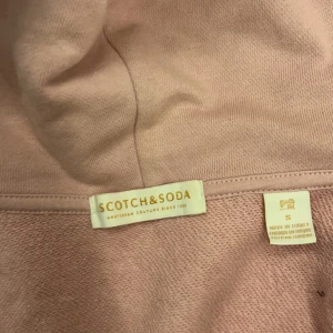 Scotch & soda hoodie - Rosa hoodie knappt använd och i bra skick. Du står för frakten.