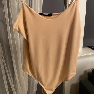 Body - Ljus rosa/beige body från bikbok i storlek L. Säljer då den är för stor och inte kommer till användning. Köparen står för frakt. 