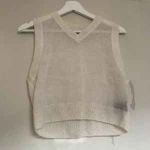 Weekday väst vit  - Weekday väst i nyskick, aldrig använd eftersom den är för liten för mig. Den är storlek S men liten i storleken. 