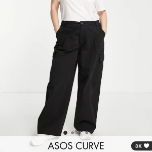 oanvända jeans - Helt oanvänd skjorta säljes då paketet ej skickades tillbaka i tid. (Finns även fler oanvända kläder på min sida) Kläderna ligger även ute på fler sidor, pris kan diskuteras :)