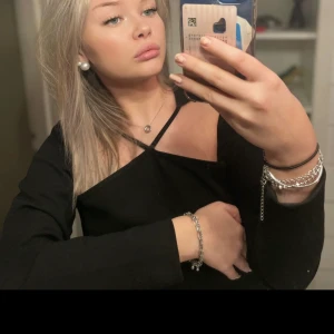 Cut out tröja  - Cut out tröja från hm i ett tjockare material❣️ 130 kr för tröjan inklusive frakt