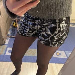 Ascoola glittra shorts som tyvärr blivit försmå, jag är en s/m och byxorna är i xs.💕 Pris kan diskuteras!