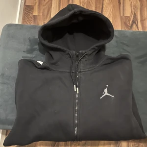 Luvtröja - Jordan hoodie - Säljer min Jordan tröja som är i fint skick då jag ej har användning till den längre. En autentisk Jordan - hoodie svart säljs för endast 349kr! och köpt för 899kr. Storleken passar dig som bär storlek M. 
