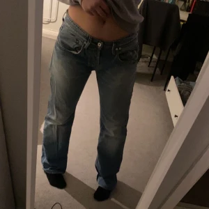 Jeans - Säljer dessa jättefina jeans som aldrig är använda. är 175 och dom är i perfekt längd på mig.💞(kom privat för fler bilder)