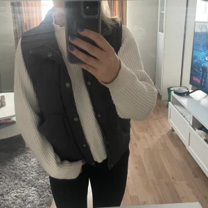 Dunväst!! - En jättesnygg dunväst som är mörkgrå med en blå insida. Från märket North Bend. I strl 158-164 men passar mig som är en S och passar även XS och M. Säljer för 200 men hör av dig vid frågor eller ännu fler bilder:)
