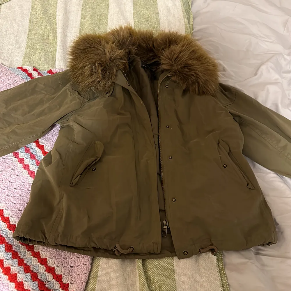 Fin jacka med pälskrage från Zara. Använd men bra skick, storlek S. Takit.