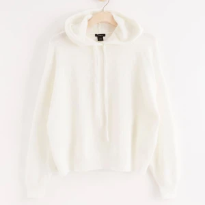 Vit hoodie  - Säljer min vita finstickade hoodie från Lindex! Skriv för fler bilder🫶Storlek S, men skulle säga att den passar xs-m. Mycket skönt material💕