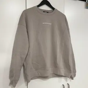 Säljer denna sweatshirt från Missguided i storlek 36 då den inte kommer till användning🫶🏼 Använd 1 gång, nyskick🥰