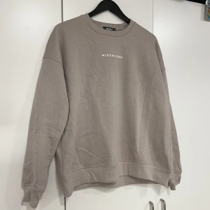 Sweatshirt  - Säljer denna sweatshirt från Missguided i storlek 36 då den inte kommer till användning🫶🏼 Använd 1 gång, nyskick🥰