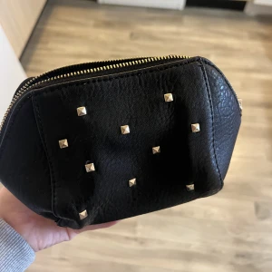 Necessär nitar - En jättefin svart necessär med nitar. Den har tvättats i maskin och är helt ren. 