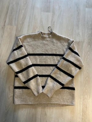 Stickad tröja - Säljer en stickad tröja från hm som inte kommer till användning. Den är i bra skick, kom privat för frågor osv!💕💕