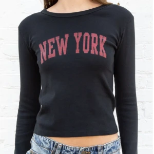 Brandy Melville topp - Jättefin Brandy Melville tröja i nyskick! Mjuk och skön, inga defekter! Storlek ONE SIZE men passar XS/S!🫶🏽