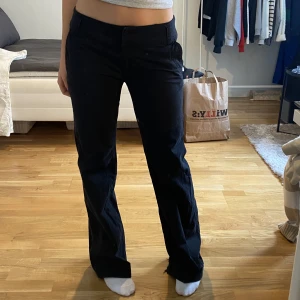 Cargo pants  - snygga kostymliknande byxor!! skönt material o sitter skitsnyggt💞 Hör av er vid frågor eller fler bilder!